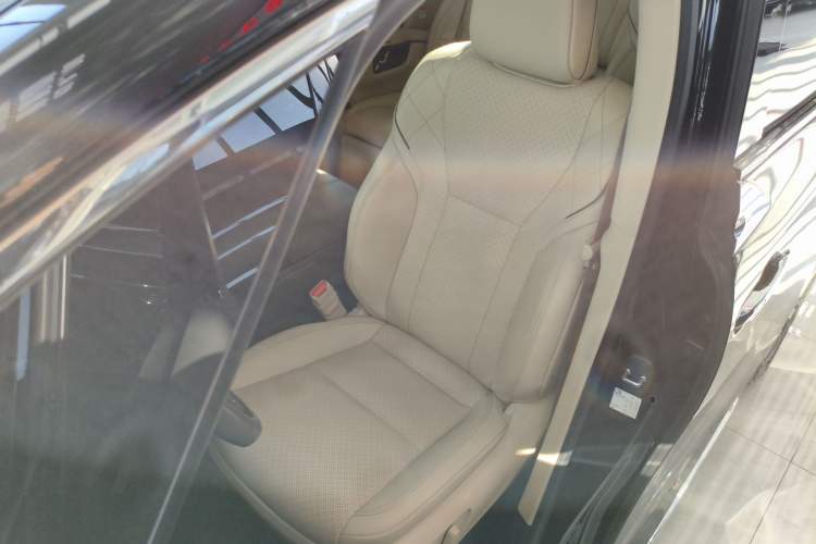 Used Toyota Vellfire 2024 Crown Dual-Engine 2.5L Supreme Executive Edition Left Front Seat