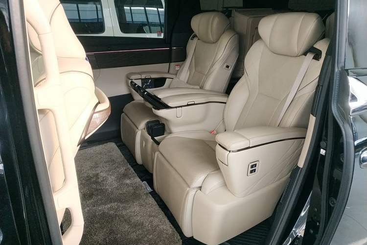 Used Toyota Vellfire 2024 Crown Dual-Engine 2.5L Supreme Executive Edition Left Rear Seat