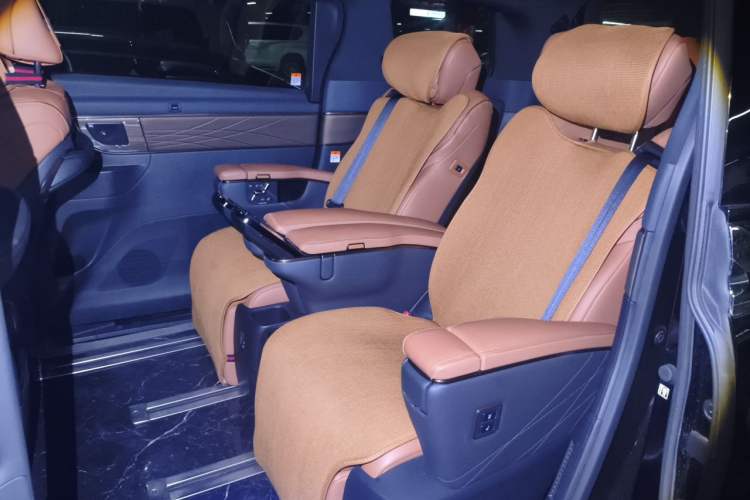 Used Toyota Vellfire 2024 Crown Dual-Engine 2.5L Supreme Executive Edition Left Rear Seat
