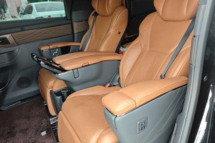 Used Toyota Vellfire 2024 Crown Dual-Engine 2.5L Supreme Executive Edition Left Rear Seat