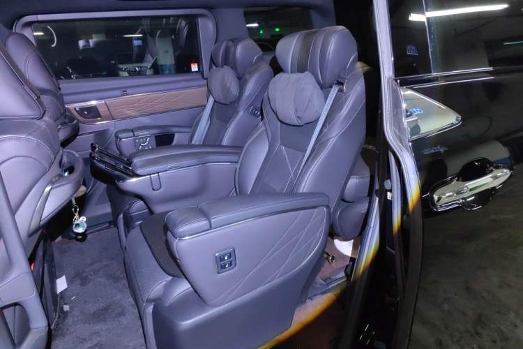 Used Toyota Vellfire 2024 Crown Dual-Engine 2.5L Supreme Executive Edition Left Rear Seat