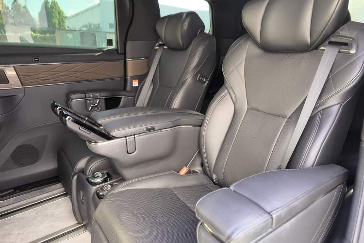 Used Toyota Vellfire 2024 Crown Dual-Engine 2.5L Ultimate Edition Left Rear Seat