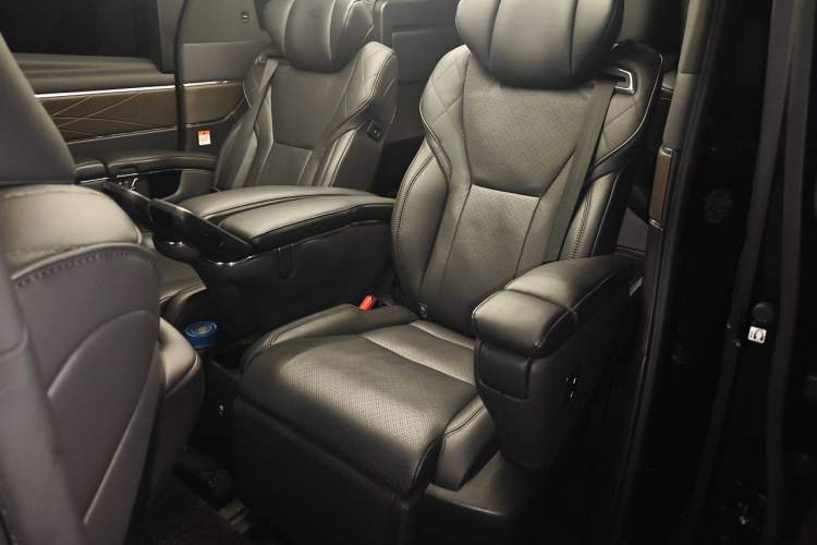 Used Toyota Vellfire 2024 Crown Dual-Engine 2.5L Ultimate Edition Left Rear Seat