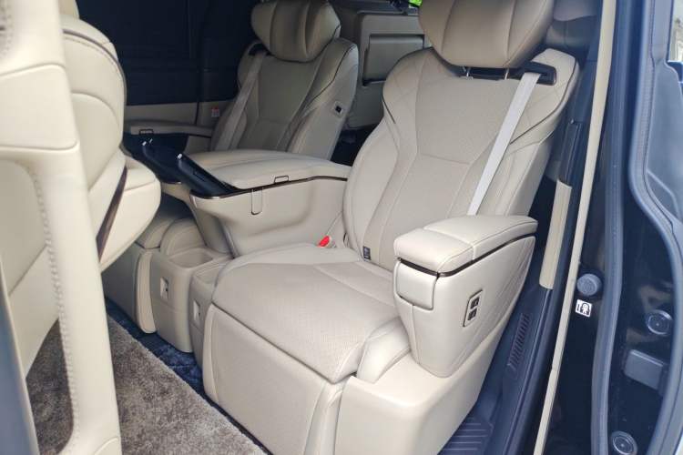 Used Toyota Vellfire 2024 Crown Dual-Engine 2.5L Supreme Executive Edition Left Rear Seat