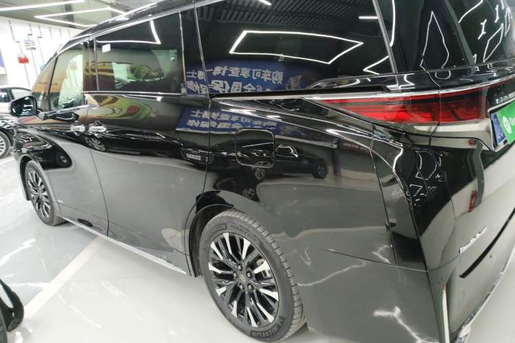 Used Toyota Vellfire 2024 Crown Dual-Engine 2.5L Ultimate Edition Left Side