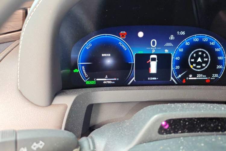 Used Toyota Vellfire 2024 Crown Dual-Engine 2.5L Supreme Executive Edition Odometer Close Up