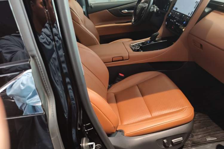 Used Toyota Vellfire 2024 Crown Dual-Engine 2.5L Supreme Executive Edition Right Front Seat