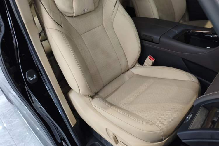 Used Toyota Vellfire 2024 Crown Dual-Engine 2.5L Supreme Executive Edition Right Front Seat