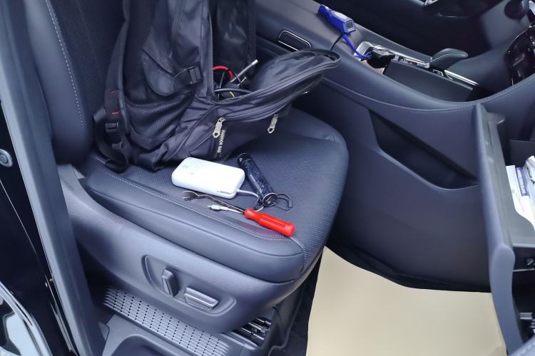 Used Toyota Vellfire 2024 Crown Dual-Engine 2.5L Ultimate Edition Right Front Seat