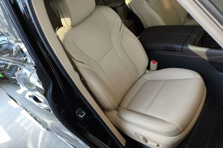 Used Toyota Vellfire 2024 Crown Dual-Engine 2.5L Supreme Executive Edition Right Front Seat