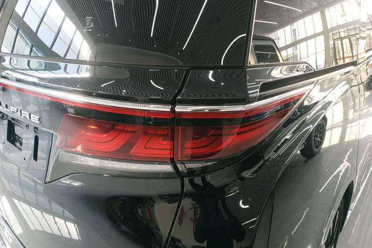 Used Toyota Vellfire 2024 Crown Dual-Engine 2.5L Supreme Executive Edition Right Rear Taillight