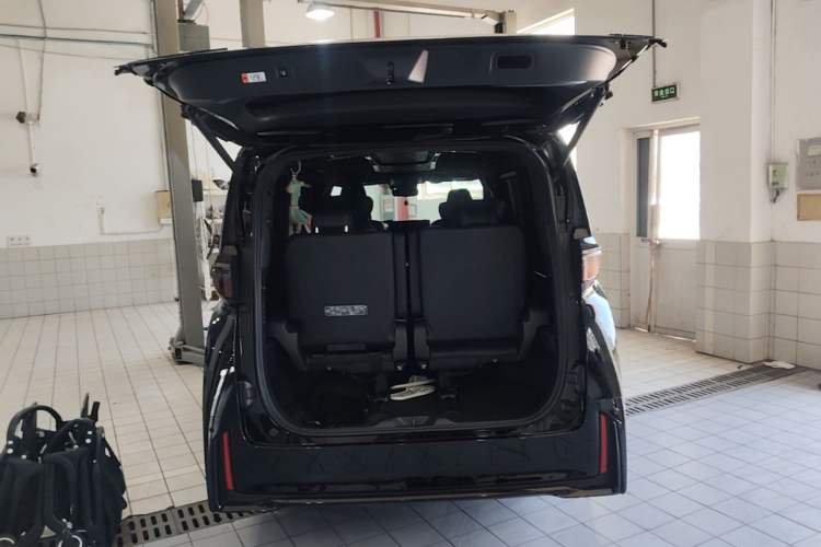 Used Toyota Vellfire 2024 Crown Dual-Engine 2.5L Ultimate Edition Trunk