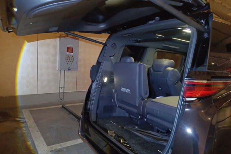 Used Toyota Vellfire 2024 Crown Dual-Engine 2.5L Ultimate Edition Trunk