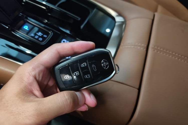 Used Toyota Vellfire 2024 Crown Dual-Engine 2.5L Supreme Executive Edition Vehicle Key