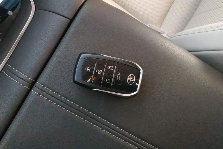Used Toyota Vellfire 2024 Crown Dual-Engine 2.5L Supreme Executive Edition Vehicle Key