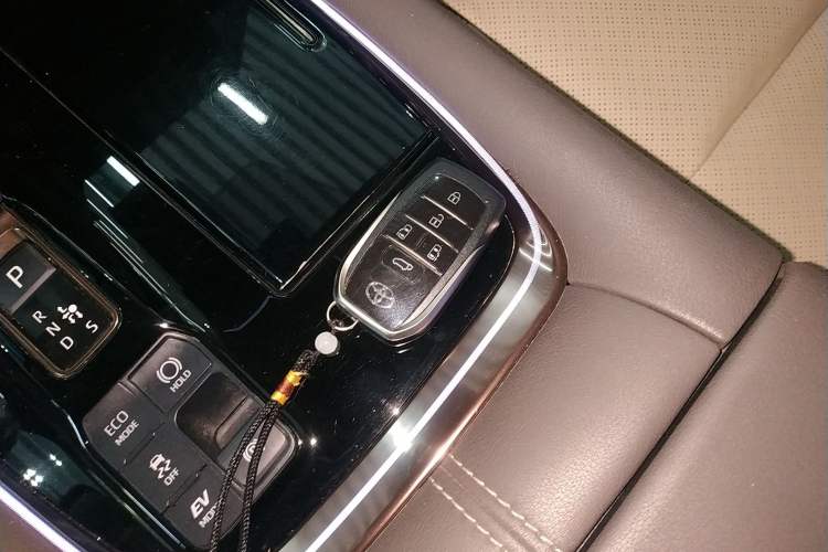 Used Toyota Vellfire 2024 Crown Dual-Engine 2.5L Supreme Executive Edition Vehicle Key