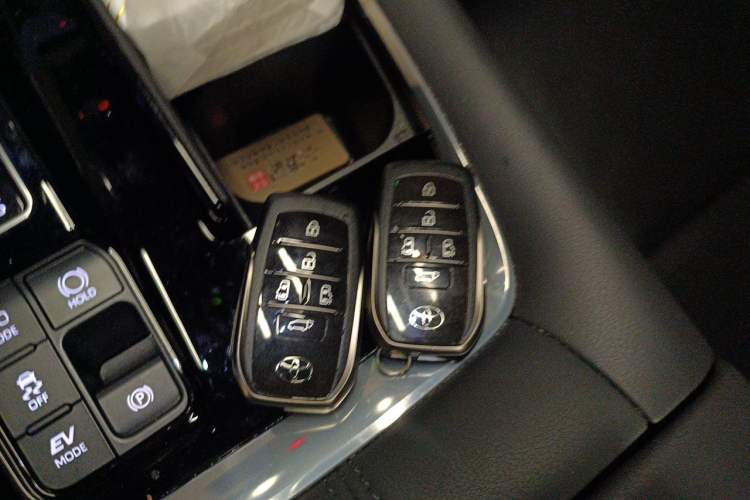 Used Toyota Vellfire 2024 Crown Dual-Engine 2.5L Ultimate Edition Vehicle Key