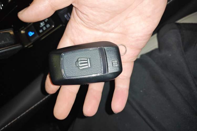 Used Toyota Vellfire 2024 Crown Dual-Engine 2.5L Supreme Executive Edition Vehicle Key