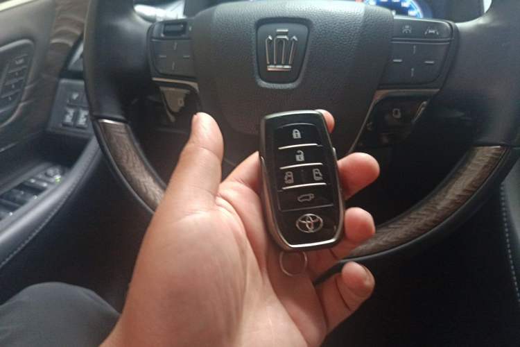 Used Toyota Vellfire 2024 Crown Dual-Engine 2.5L Supreme Executive Edition Vehicle Key