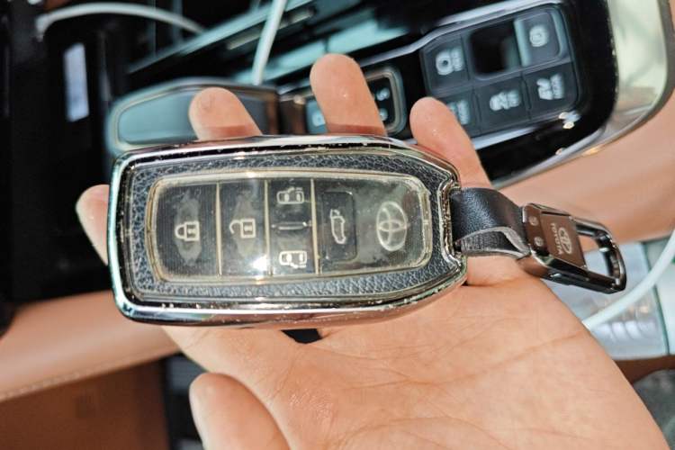 Used Toyota Vellfire 2024 Crown Dual-Engine 2.5L Supreme Executive Edition Vehicle Key
