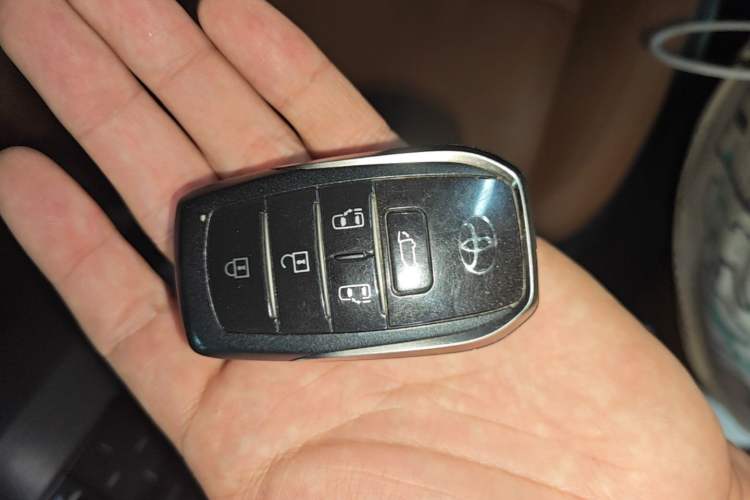 Used Toyota Vellfire 2024 Crown Dual-Engine 2.5L Ultimate Edition Vehicle Key