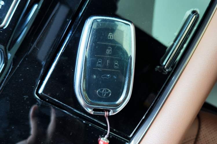 Used Toyota Vellfire 2024 Crown Dual-Engine 2.5L Ultimate Edition Vehicle Key
