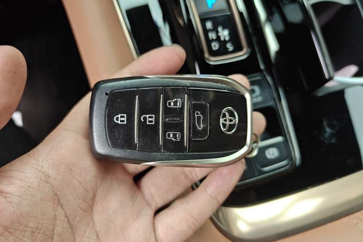 Used Toyota Vellfire 2024 Crown Dual-Engine 2.5L Ultimate Edition Vehicle Key