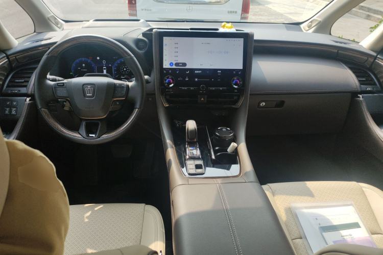 Used Toyota Vellfire 2024 Crown Dual-Engine 2.5L Ultimate Edition Center Console
