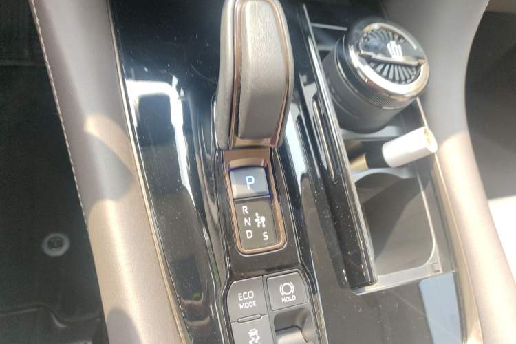 Used Toyota Vellfire 2024 Crown Dual-Engine 2.5L Ultimate Edition Gear Lever