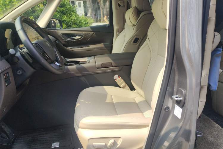 Used Toyota Vellfire 2024 Crown Dual-Engine 2.5L Ultimate Edition Left Front Seat