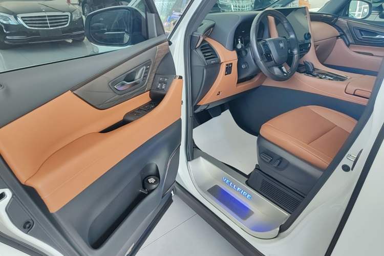 Used Toyota Vellfire 2024 Crown Dual-Engine 2.5L Supreme Executive Edition Driver Seat