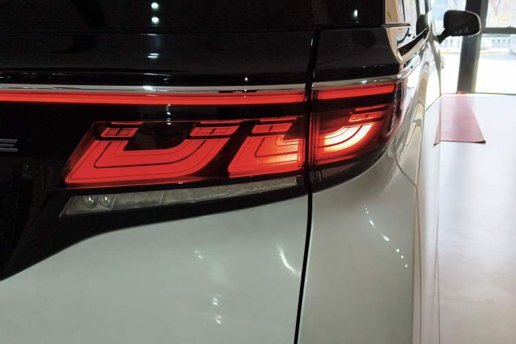 Used Toyota Vellfire 2024 Crown Dual-Engine 2.5L Ultimate Edition Exterior 6