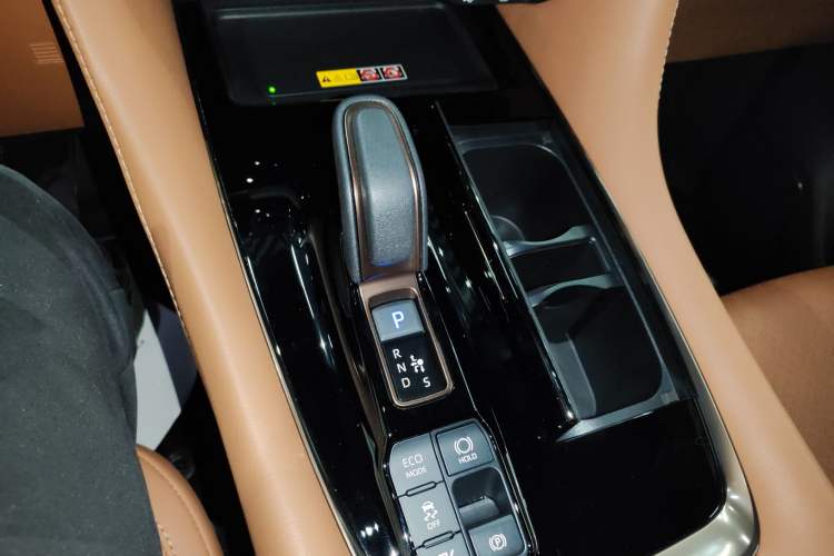 Used Toyota Vellfire 2024 Crown Dual-Engine 2.5L Supreme Executive Edition Gear Lever
