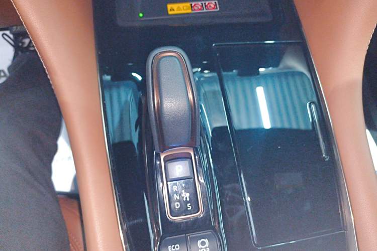 Used Toyota Vellfire 2024 Crown Dual-Engine 2.5L Supreme Executive Edition Gear Lever