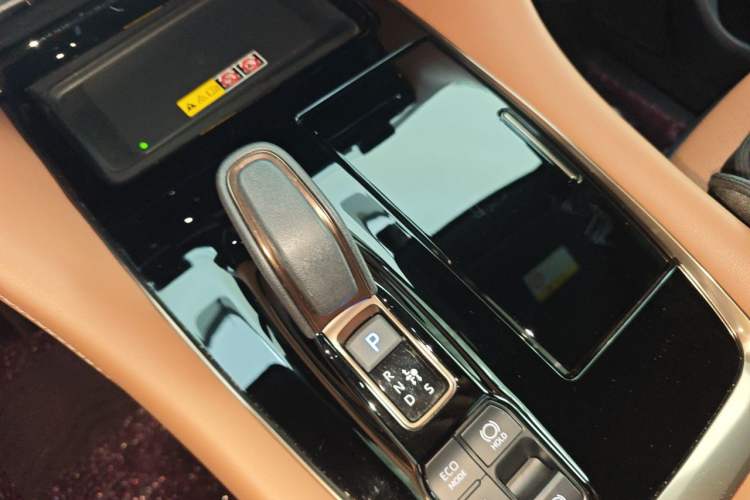Used Toyota Vellfire 2024 Crown Dual-Engine 2.5L Ultimate Edition Gear Lever