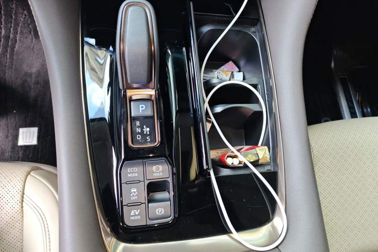 Used Toyota Vellfire 2024 Crown Dual-Engine 2.5L Ultimate Edition Gear Lever