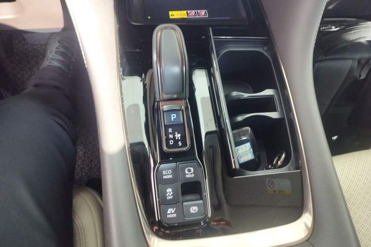 Used Toyota Vellfire 2024 Crown Dual-Engine 2.5L Ultimate Edition Gear Lever