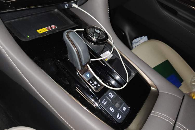 Used Toyota Vellfire 2024 Crown Dual-Engine 2.5L Ultimate Edition Gear Lever