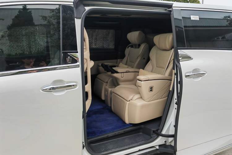 Used Toyota Vellfire 2024 Crown Dual-Engine 2.5L Supreme Executive Edition Interior 3
