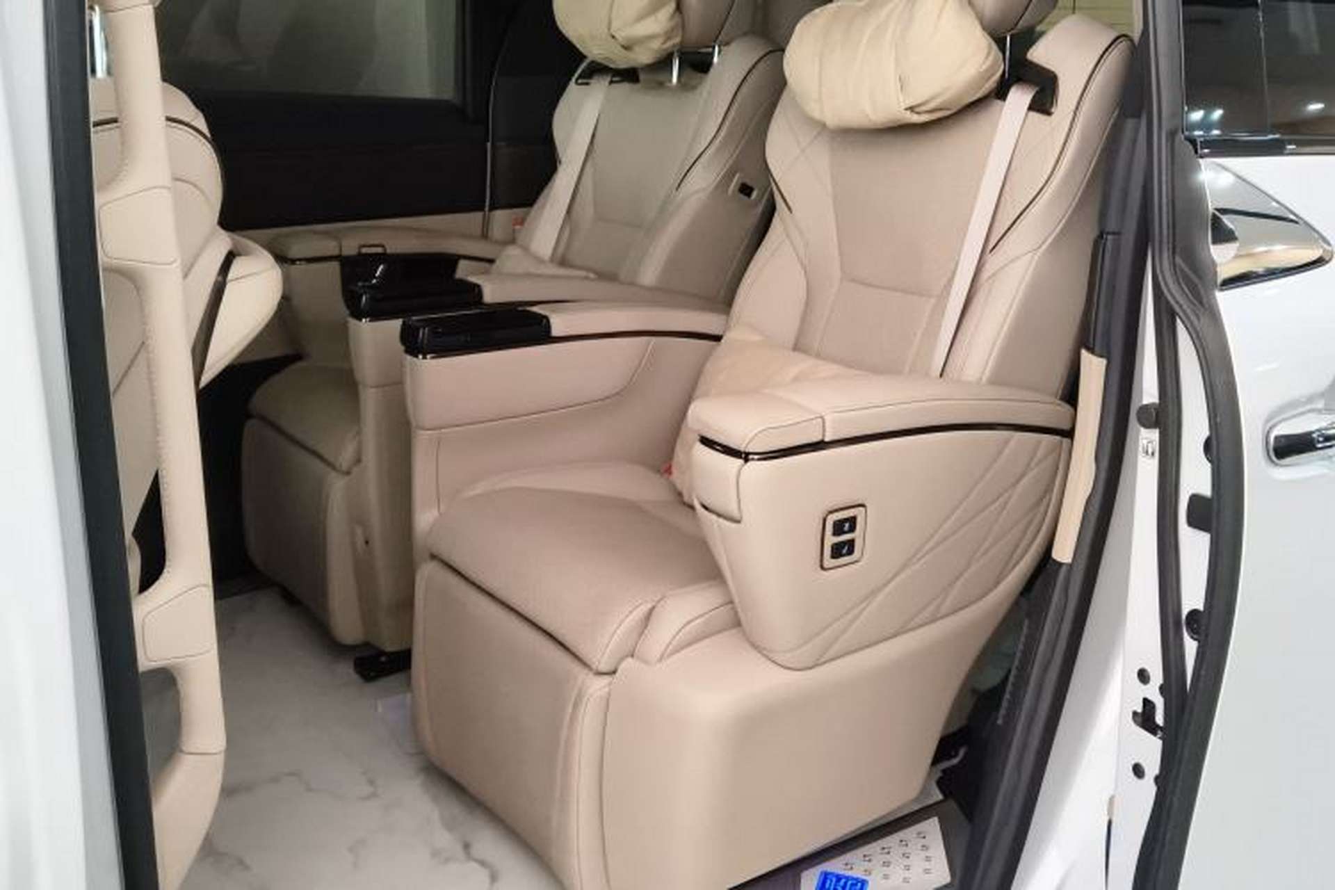 Used Toyota Vellfire 2024 Crown Dual-Engine 2.5L Ultimate Edition Interior 4