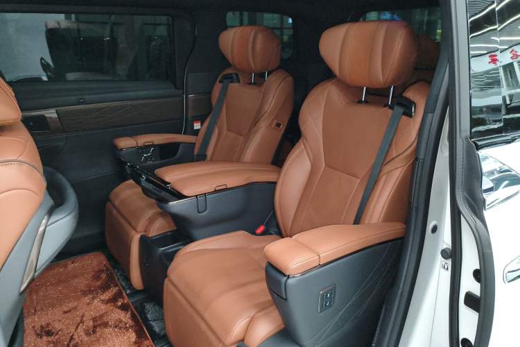 Used Toyota Vellfire 2024 Crown Dual-Engine 2.5L Supreme Executive Edition Interior 4