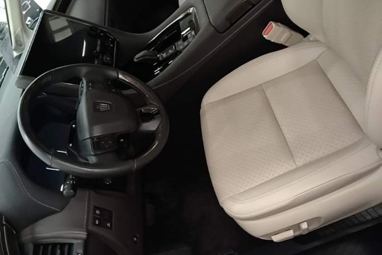 Used Toyota Vellfire 2024 Crown Dual-Engine 2.5L Ultimate Edition Left Front Seat