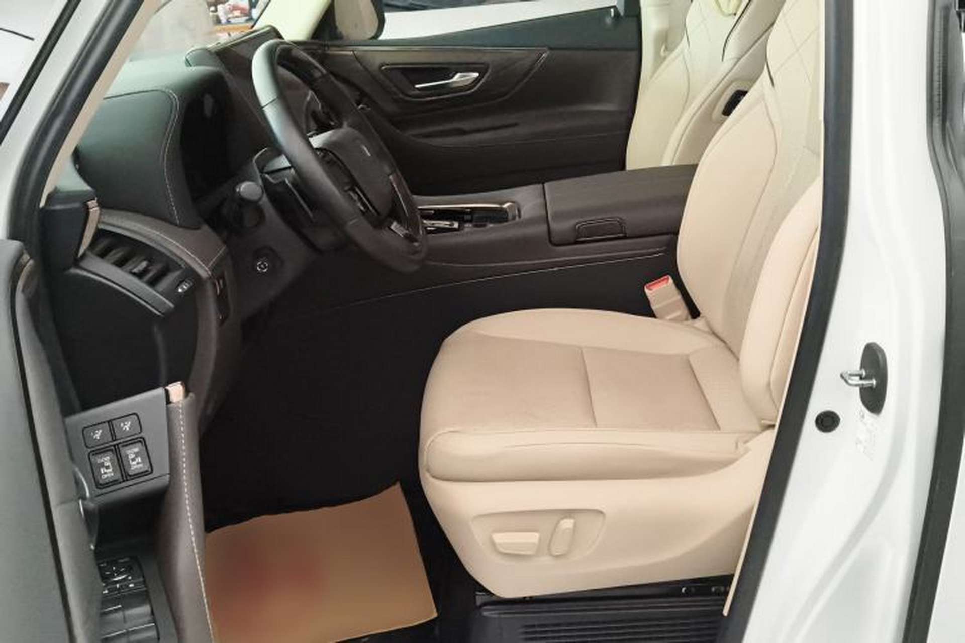 Used Toyota Vellfire 2024 Crown Dual-Engine 2.5L Ultimate Edition Left Front Seat