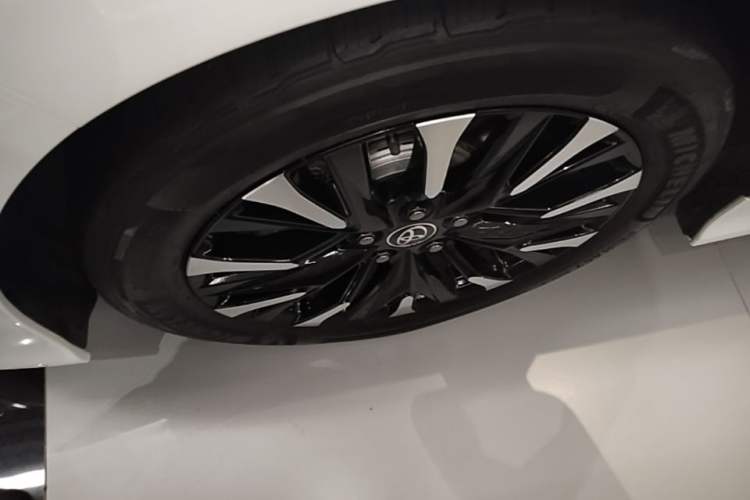 Used Toyota Vellfire 2024 Crown Dual-Engine 2.5L Ultimate Edition Left Front Wheel Hub