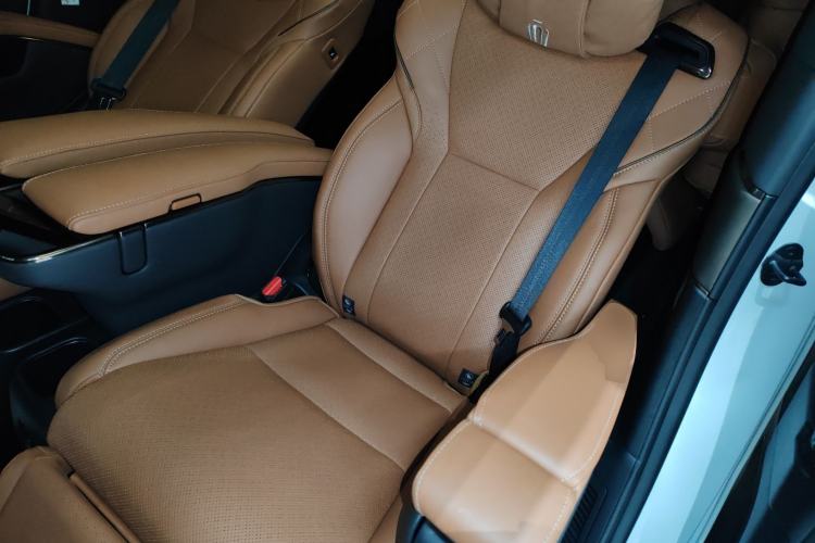 Used Toyota Vellfire 2024 Crown Dual-Engine 2.5L Supreme Executive Edition Left Rear Seat