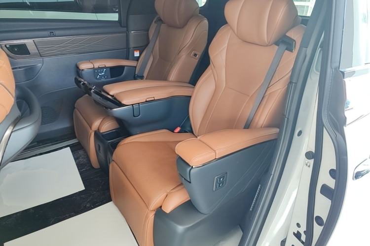 Used Toyota Vellfire 2024 Crown Dual-Engine 2.5L Supreme Executive Edition Left Rear Seat
