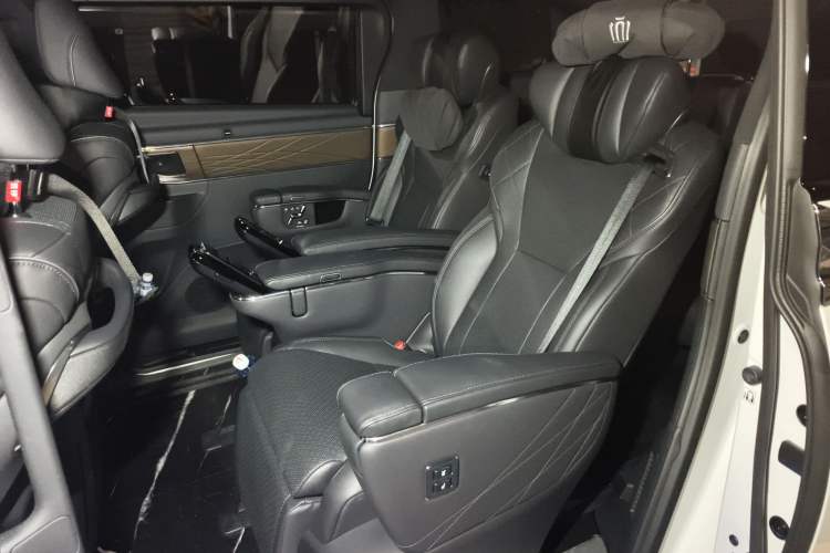 Used Toyota Vellfire 2024 Crown Dual-Engine 2.5L Ultimate Edition Left Rear Seat
