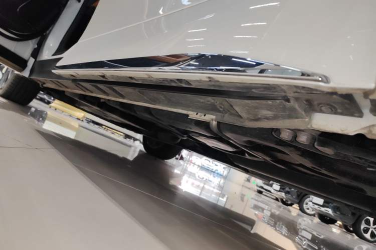 Used Toyota Vellfire 2024 Crown Dual-Engine 2.5L Supreme Executive Edition Left Side Sill