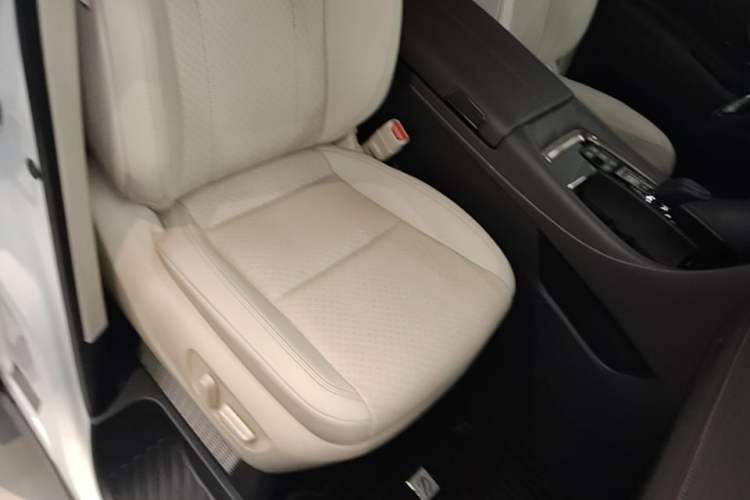 Used Toyota Vellfire 2024 Crown Dual-Engine 2.5L Ultimate Edition Right Front Seat