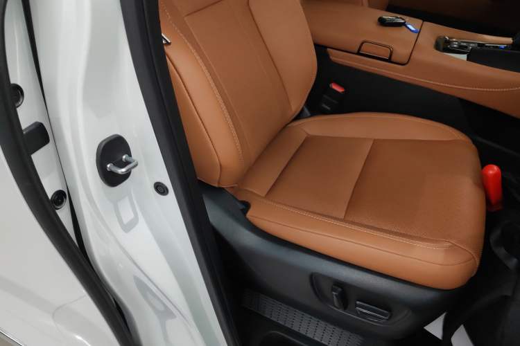 Used Toyota Vellfire 2024 Crown Dual-Engine 2.5L Supreme Executive Edition Right Front Seat